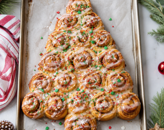 Cinnamon Roll Christmas Tree Pull Apart Recipe for Holiday Treats